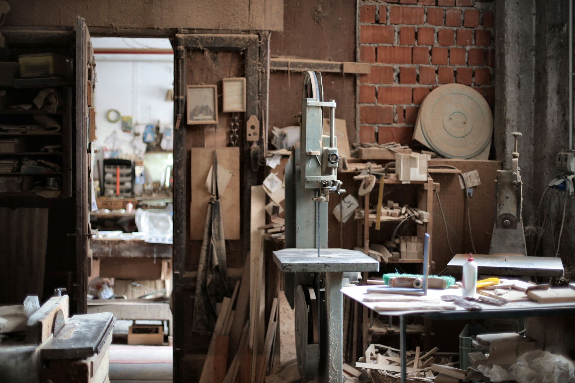 Werkplaats met houtbewerking en gereedschap
